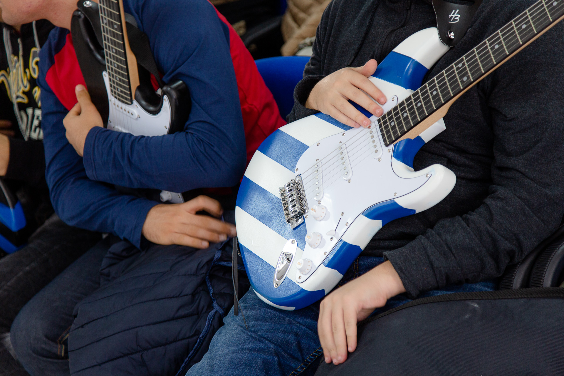 Le chitarre realizzate da ragazzi con autismo nel corso di un recente progetto